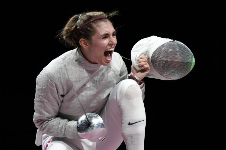 Fencer Pozdniakova wins Olympic gold in family tradition